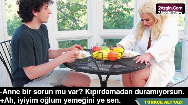 Annemle yemekte titriyordu meğerse dildoya oturmuş orgazm oluyormuş